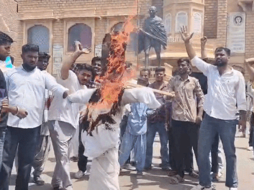 जैसलमेर में सोनम वांगचुक के समर्थन में प्रदर्शन:पैदल मार्च निकालकर शिक्षा मंत्री का पुतला फूंका; राष्ट्रपति के नाम सौंपा ज्ञापन
