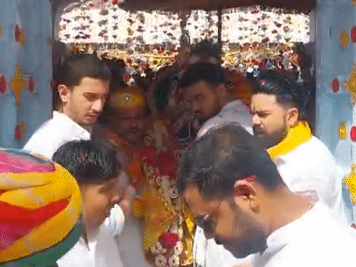 जोधपुर के 350 साल पुराने मंदिर से शुरू हुई रथयात्रा:श्रीनाथजी जैसा शृंगार, नाथद्वारा से मंगवाए मुकुट और ड्रेस; फोटोग्राफी करते नजर आए टूरिस्ट
