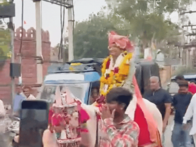 जोधपुर में घोड़ी पर बिठाकर थानाधिकारी को विदाई दी:डीजे पर जमकर नाचे साथी पुलिसकर्मी, CID में हुआ है ट्रांसफर
