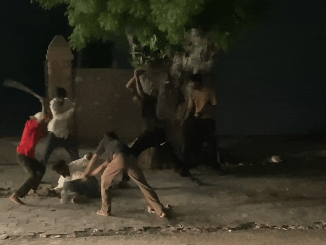 जोधपुर में बदमाशों ने युवक को पाइप से पीटा,VIDEO:सड़क पर अधमरा पड़ा रहा, पुलिस के पहुंचने से पहले भागे बदमाश