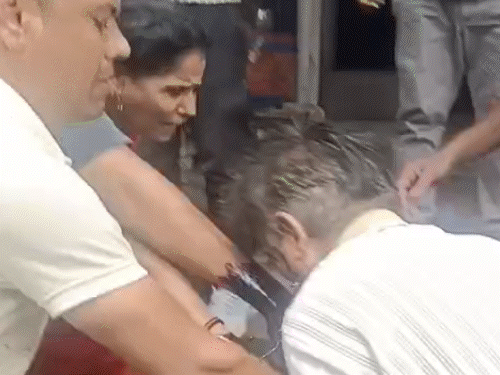 जोधपुर में होटल मालिक ने खुद पर ऑयल छिड़का:हाथ से तोड़ा कांच का गेट; जेसीबी पर चढ़ा युवक, अतिक्रमण हटाने गई टीम से धक्का-मुक्की