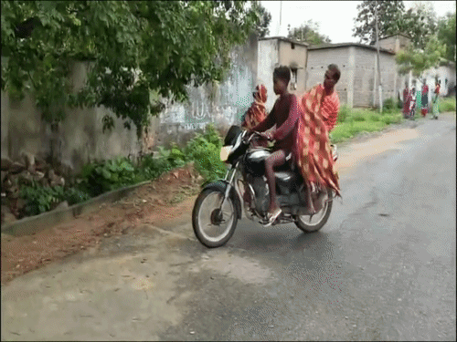 झारसुगुड़ा में पति बाइक पर बांधकर लाया पत्नी का शव:परिजन का आरोप- स्वास्थ्य केंद्र ने घंटों इंतजार करवाया, न शव वाहन दिया, न एंबुलेंस