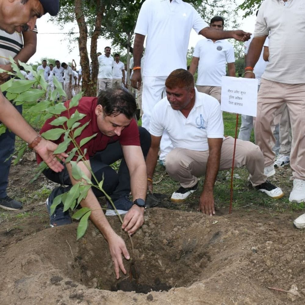 झालावाड़ पुलिस लाइन बनी हरियाली की मिसाल:एसपी ने नेतृत्व में 800 पौधे लगाए, देखभाल का लिया संकल्प