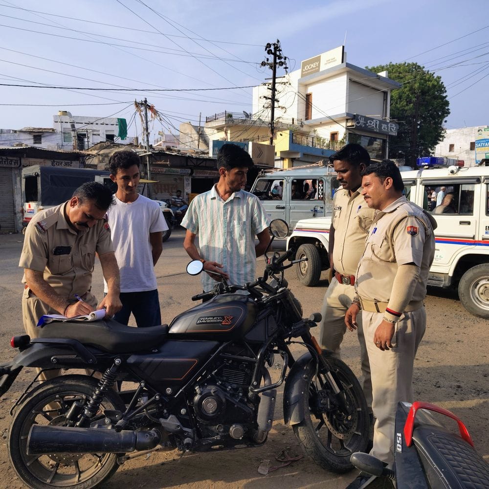 झालावाड़ में 1 घंटे चला 'आदर्श ट्रैफिक जोन':नियम तोड़ने वालों पर पुलिस ने की सख्त कार्रवाई, एक बाइक जब्त