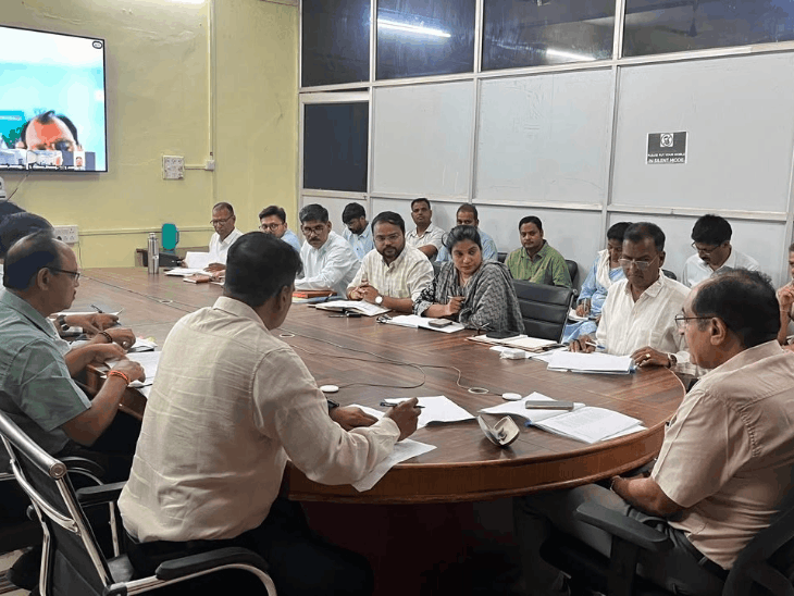 झालावाड़ में जल्द निपटाए जाएंगे 10साल से पेंडिंग राजस्व मामले:कलेक्टर ने पट्टे बांटने के धीमे काम पर जताया असंतोष