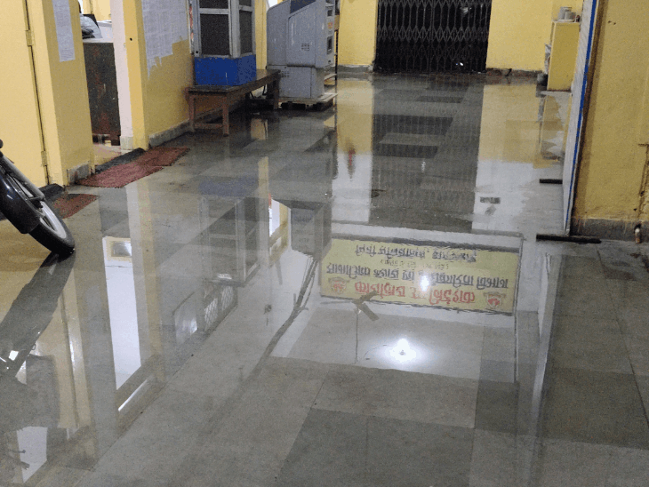 झालावाड़ में तेज बारिश, कालीसिंध बांध का एक गेट खोला:सरकारी दफ्तरों और हॉस्पिटल में भरा पानी, मरीज और परिजन होते रहे परेशान