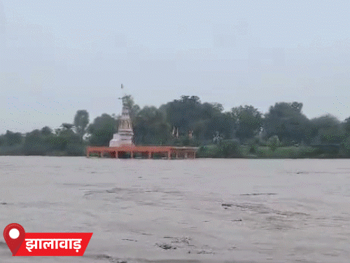 झालावाड़ में नदी के उफान में पुल डूबा, रास्ता बंद:सीकर-बारां में दुकान-ऑफिसों में पानी घुसा; जयपुर-भरतपुर संभाग में भारी बारिश का अलर्ट