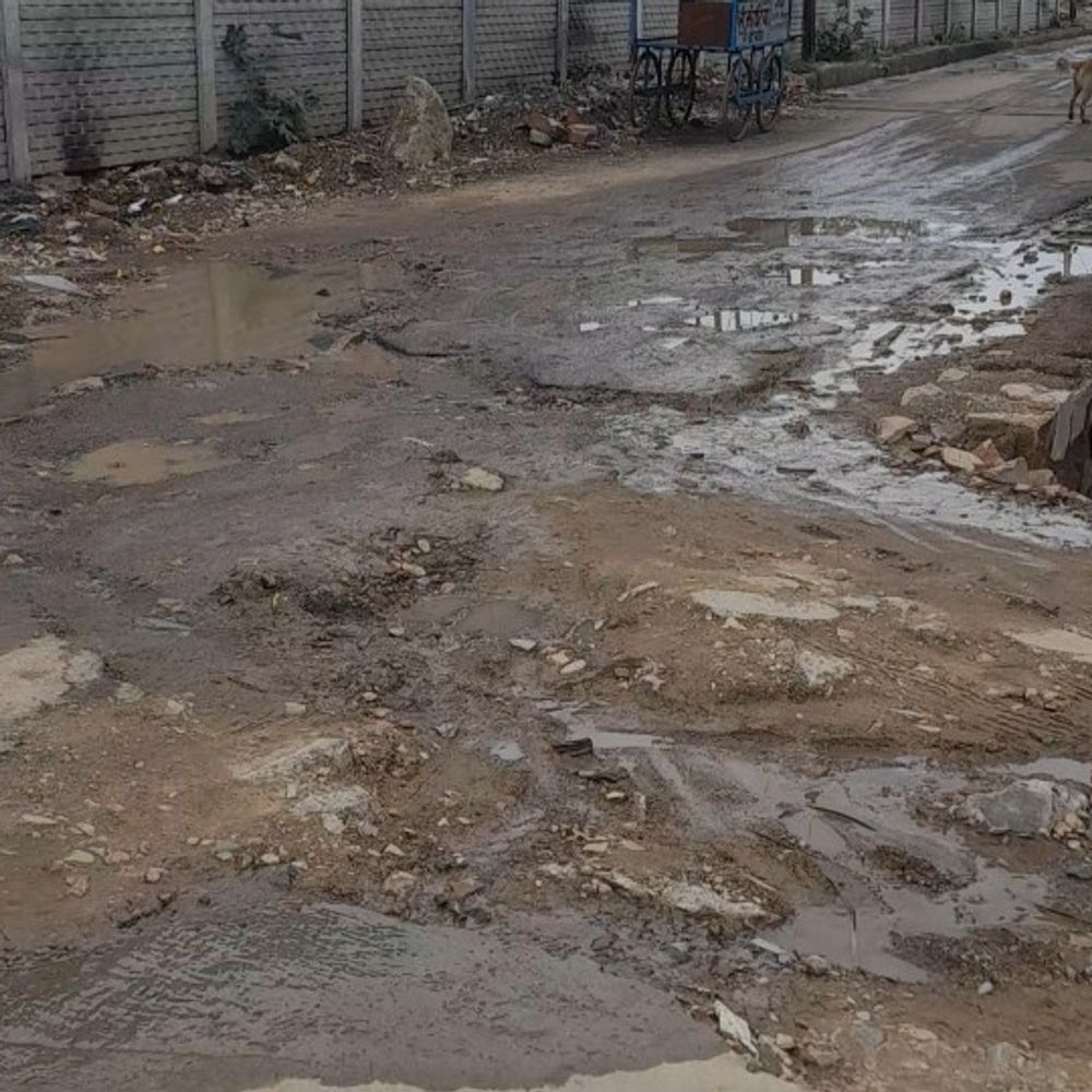 झालावाड़ में पशु अस्पताल के सामने सर्विस लेन क्षतिग्रस्त:बारिश में गड्ढों से भर रहा पानी, दुर्घटना का खतरा