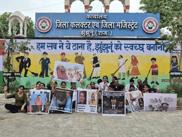 झुंझुनूं कलेक्ट्रेट पर स्टूडेंट्स ने कॉकरोच बनकर किया प्रदर्शन:बोले- पेपर लीक हों तो पढ़ाई का क्या मतलब, सिस्टम रोड पर आ गया है
