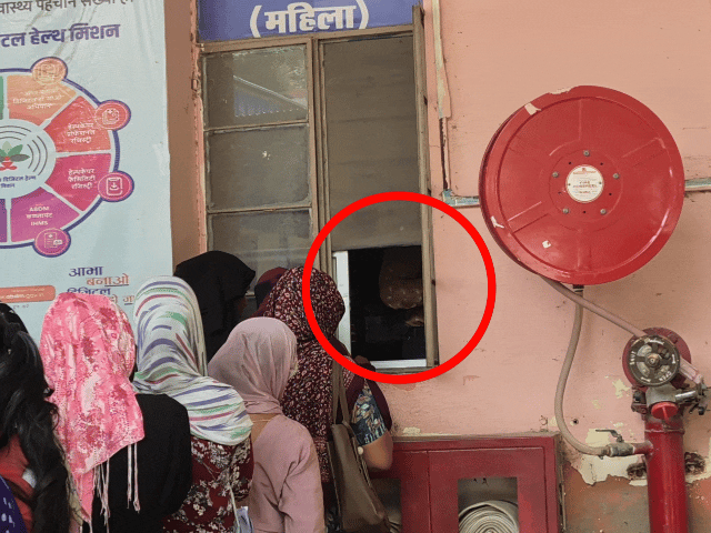 झुंझुनूं जिला हॉस्पिटल में बिना पहचान के बांट रहे दवाइयां:फार्मासिस्ट बिना यूनिफॉर्म और नेम प्लेट के ड्यूटी पर