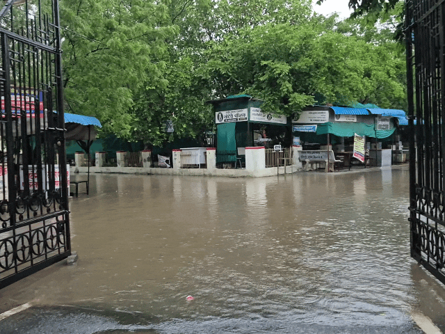 झुंझुनूं में 40 मिनट तक बारिश, कलेक्ट्रेट-परिसर में भरा पानी:ड्रेनेज सिस्टम जाम हुआ; दिनभर की उमस के बाद शाम को मिली राहत​