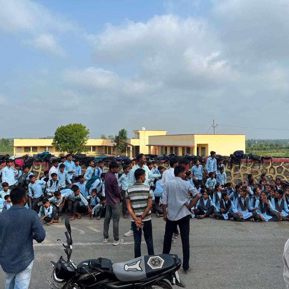 टीचर ने खुद तबादला करवाया, बच्चों ने किया प्रदर्शन:स्कूल पर ताला लगाया, हमारे टीचर को वापस लाओ के नारे लगाए