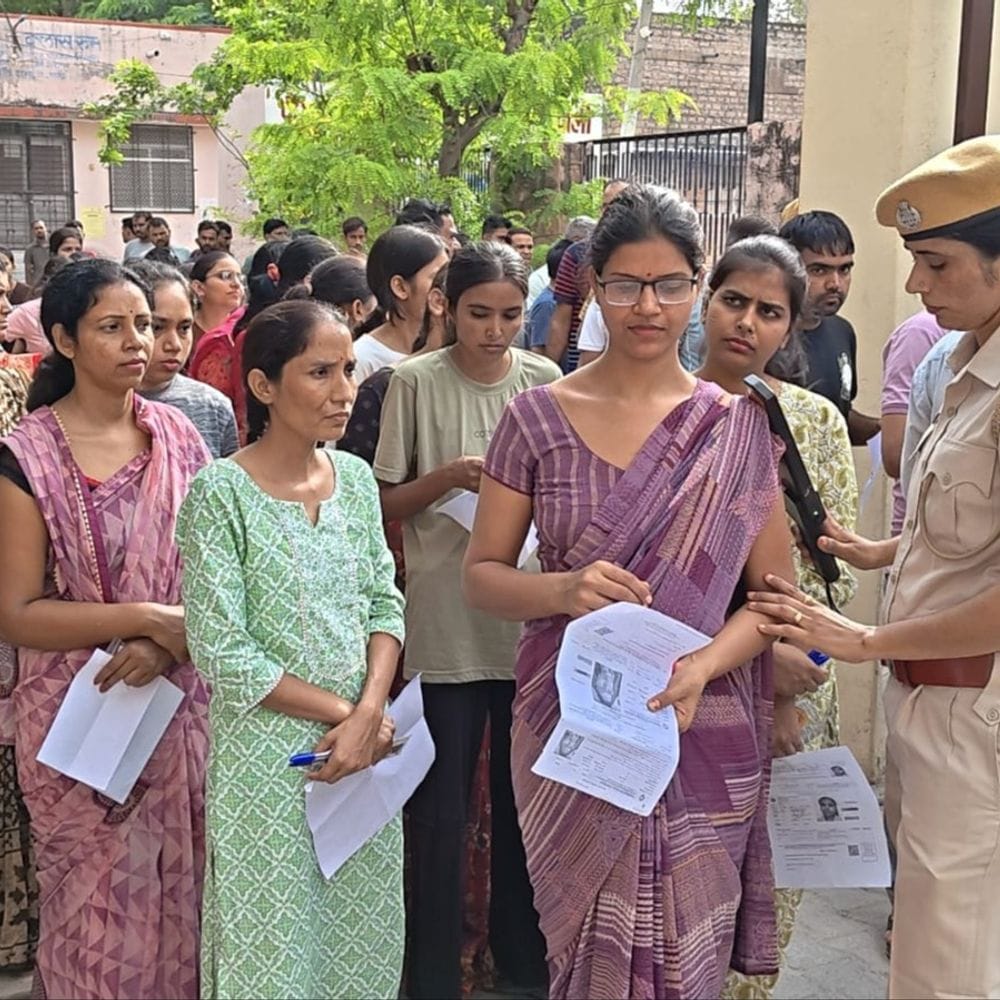 टीचर भर्ती एग्जाम में मन्नत धागे और हेयर-बकल तक उतरवाए:अभ्यर्थियों को कड़ी जांच के बाद सेंटर्स में मिली एंट्री