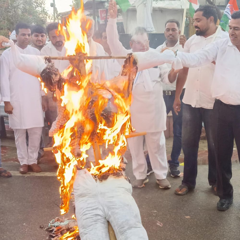 टोंक के इंदिरा सर्कल पर पीएम का पुतला फूंक शिक्षा मंत्री के इस्तीफे की मांग की