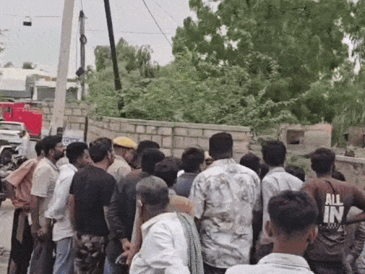 ट्रांसपोर्ट कंपनी के मालिक ने कर्मचारी पर चढ़ाई बोलेरो:पीड़ित ने दीवार फांदकर बचाई जान, बोला- अचानक आकर टक्कर मारी