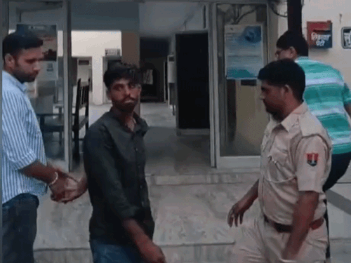 ट्रांसपोर्टर से बना तस्कर, एक साल बाद गिरफ्तार:घर आने की सूचना पर ANTF ने पकड़ा; 10 हजार का इनाम था