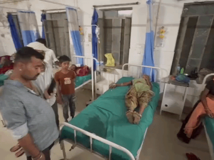 ट्रांसफार्मर में आग से घरों में फैला करंट, 5 घायल:लाइनमैन ने नहीं उठाया फोन,ग्रामीणों ने विभाग पर लगाए लापरवाही के आरोप; मुआवजे की मांग