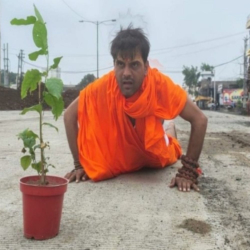 'ट्री मैन' विष्णु लांबा ने शुरू किया बिल्व पौधारोपण अभियान:महाकाल के दर्शन के लिए 50KM लंबी दंडवत यात्रा कीं, बोले- पर्यावरण संरक्षण जरूरी