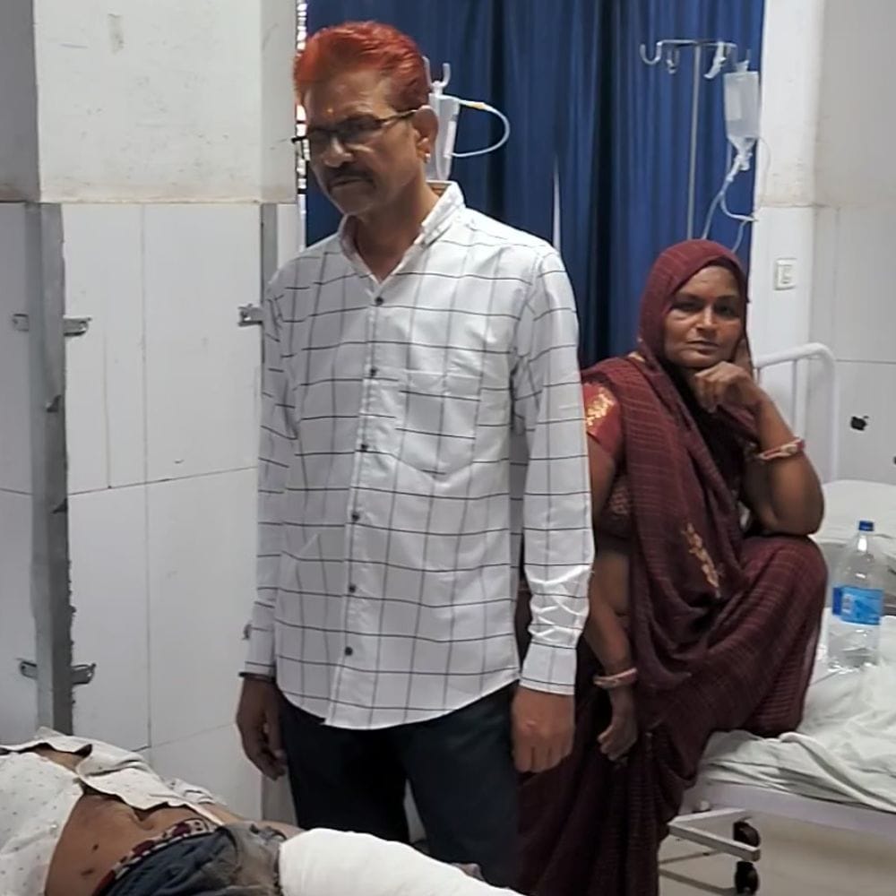ट्रेन की चपेट में आने से मिस्त्री घायल:पैर में गंभीर फ्रैक्चर, रेलवे ट्रैक पार करते समय हुआ हादसा