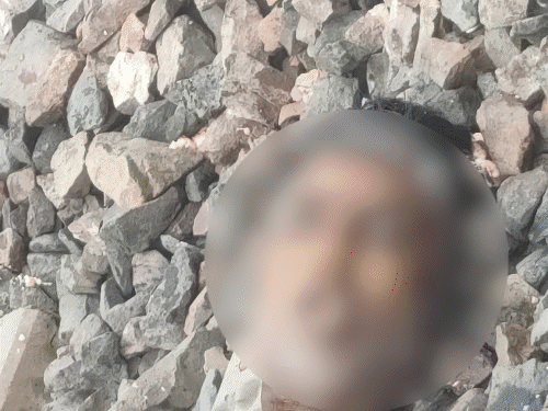 ट्रेन के आगे कूदा युवक, सिर कटकर अलग गिरा:शरीर और सिर अलग होकर ट्रैक पर पड़े रहे, 50 मिनट तक रुकी रही ट्रेन