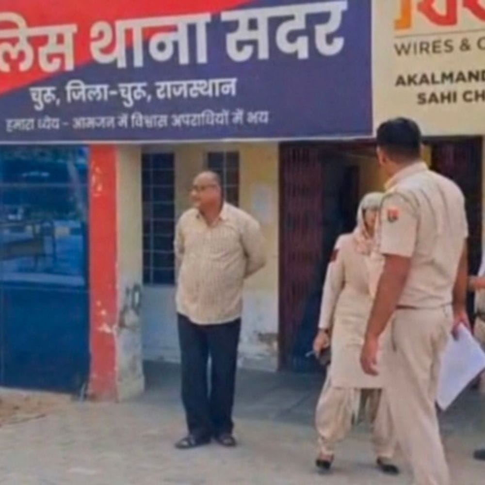 ट्रैक्टर पलटा, नगर परिषद कर्मचारी की मौत:खेत में जाते समय हादसा, नीचे दब गया ड्राइवर