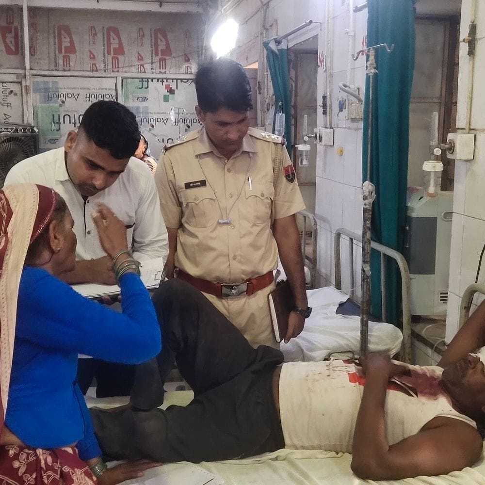 डीग में पारिवारिक विवाद ने लिया हिंसक मोड़:घर के बाहर खड़े व्यक्ति पर धारदार हथियार से हमला, पुरानी कहासुनी बनी वजह
