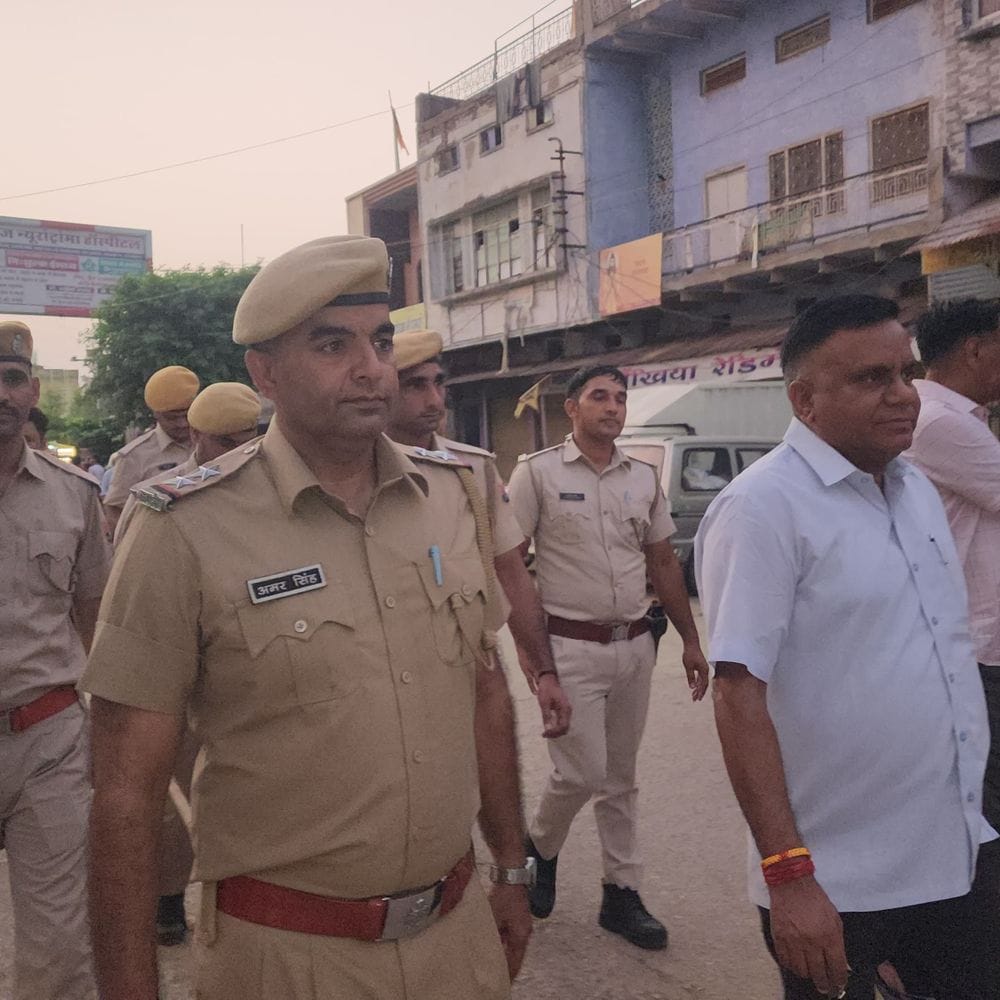 डीग में पुलिस ने फ्लैग मार्च निकाला:लोगों से शांति और कानून व्यवस्था बनाए रखने की अपील