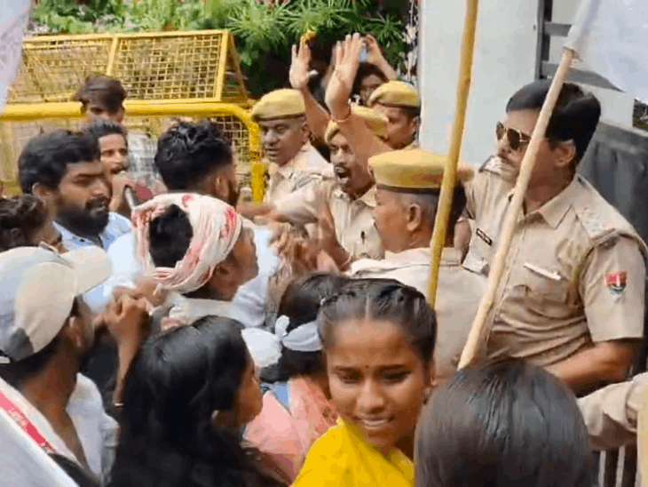 डूंगरपुर कलेक्ट्रेट पर पुलिस और स्टूडेंट्स में हुई धक्का-मुक्की:एसबीपी कॉलेज से निकाली आक्रोश रैली, जमकर की नारेबाजी