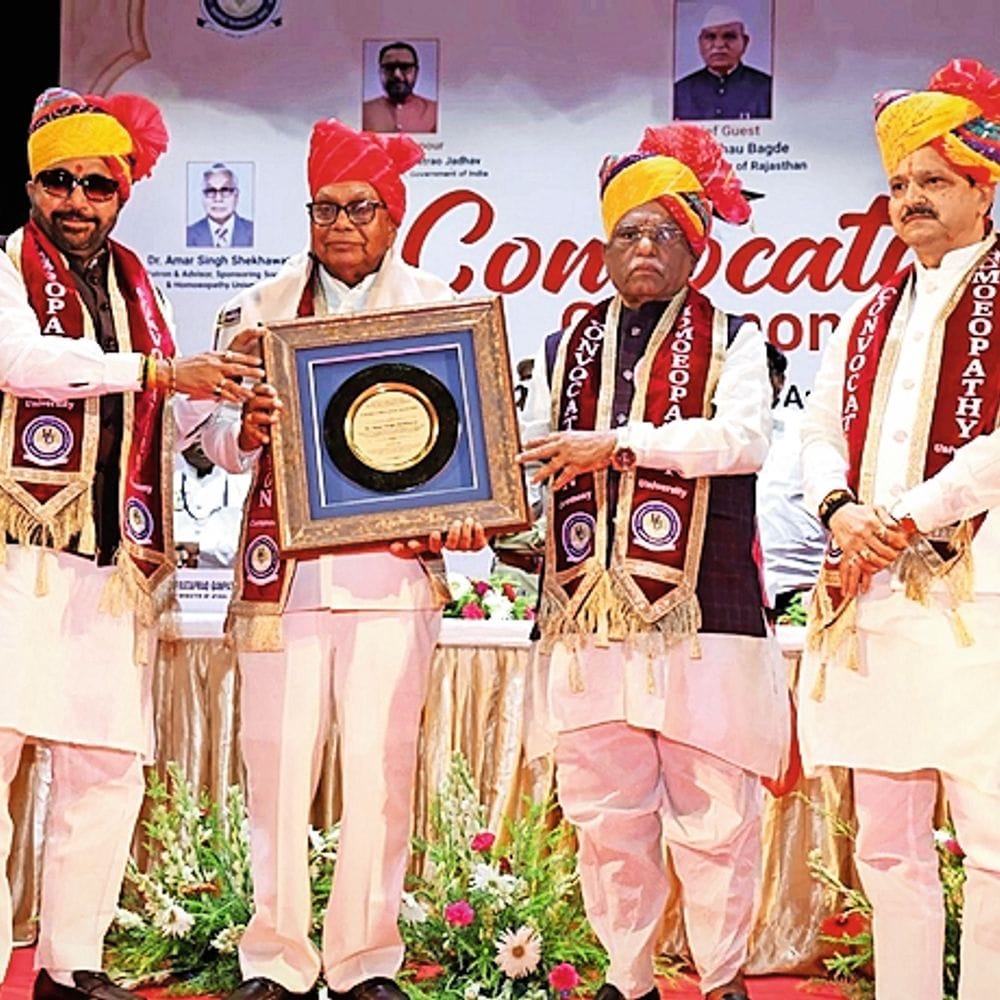डॉ. शेखावत हुए लाइफ टाइम अचीवमेंट अवॉर्ड से सम्मानित