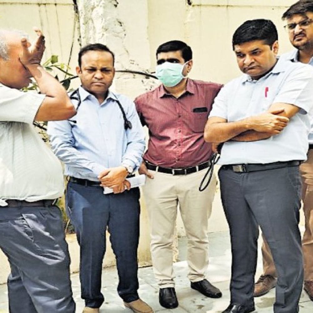डॉक्टर बोले-हम उनके कलेजे पर कटर नहीं चला पाएंगे:मोर्चरी के जिस टेबल पर हर दिन अनजान शवों की चीरफाड़ करते थे, वहां लेटे थे गुरु