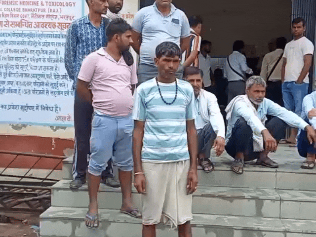 ड्राइवर-कंडक्टर किराए के लिए झगड़े, बेकाबू बस पलटी, 1 मौत:पैसेंजर का आरोप- शराब के नशे में थे; 15 सवारियां घायल