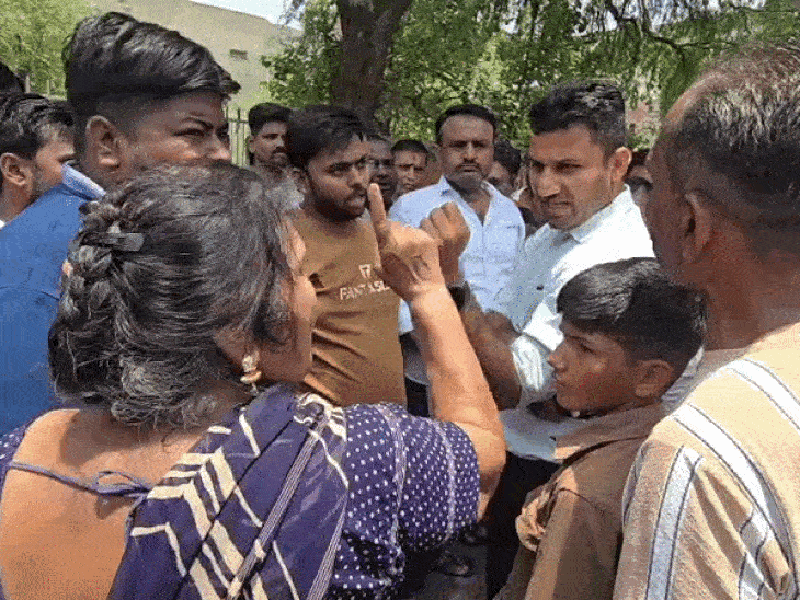 तहसीलदार से महिला बोली- आपने पैसे खाए:अधिकारी ने कहा- फालतू बकवास मत करो; आपको विरोध करने का अधिकार, गलत बोलने का नहीं