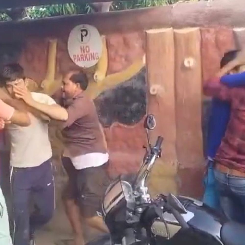 तारानगर बस स्टैंड पर युवकों में मारपीट, VIDEO:तारानगर पुलिस थाने से चंद कदमों की दूरी पर हुई वारदात, पुलिस में मामला दर्ज नहीं