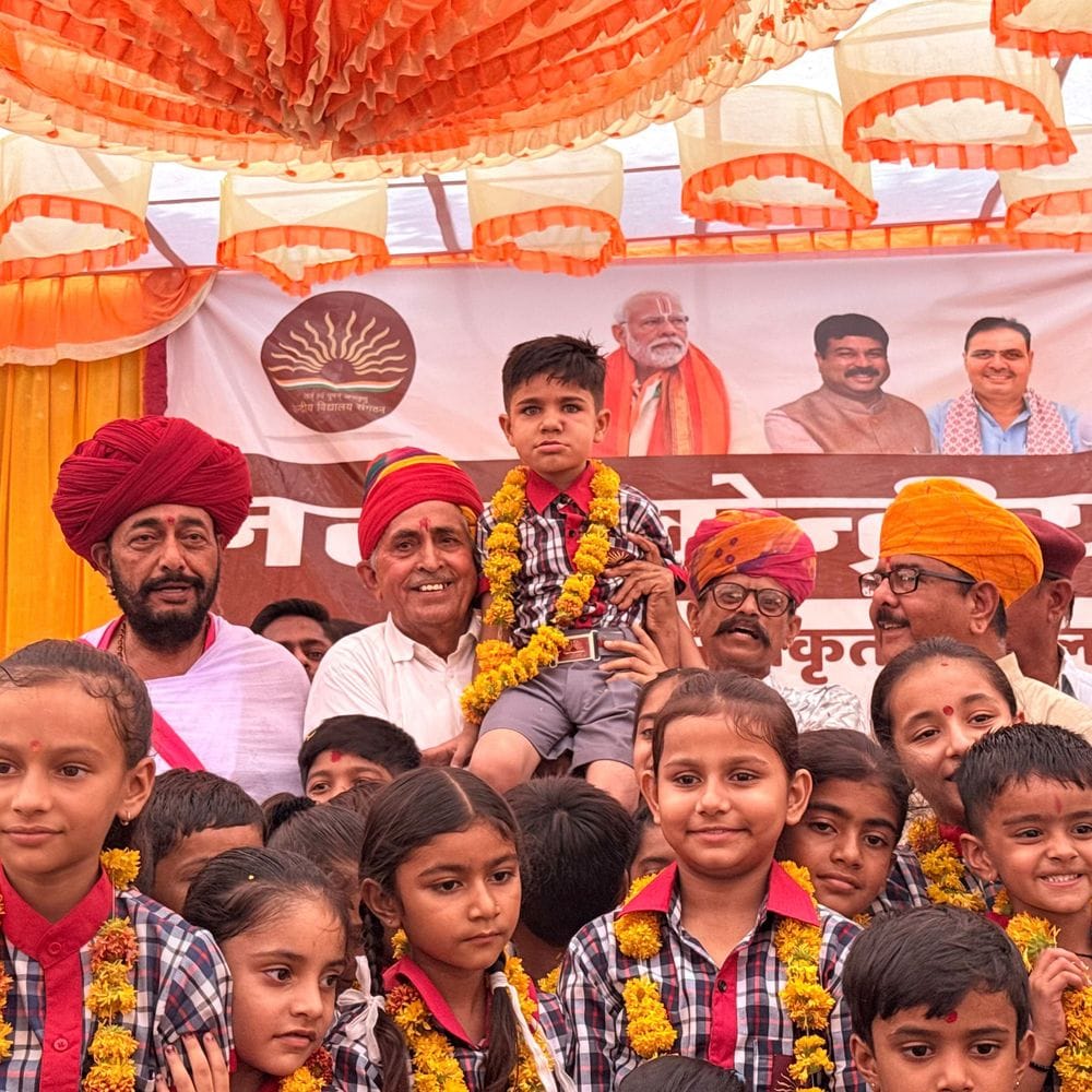 तिलक-माला से हुआ नन्हे विद्यार्थियों का स्वागत:सिरोही में नए केंद्रीय स्कूल का शुभारंभ, सांसद लुम्बाराम चौधरी की पहल पर प्रवेशोत्सव