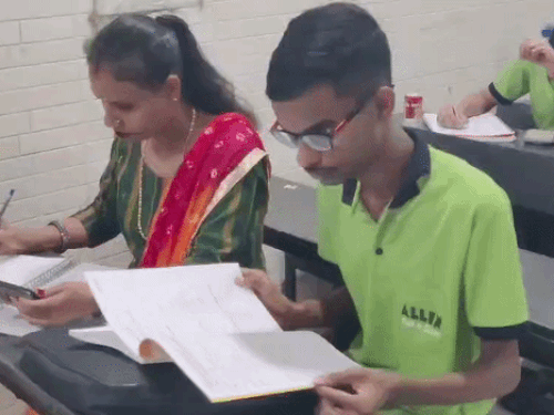 तीन महीने बिस्तर पर रहा बेटा, मां बनी गुरु:ऑनलाइन क्लास से मां ने बनाए नोट्स, बेटे ने हासिल की IIT दिल्ली की सीट