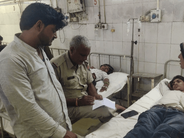 तेज रफ्तार ट्रक ने बाइक को मारी टक्कर:2 युवक और 1 महिला घायल, दिदावली के पास हुआ हादसा