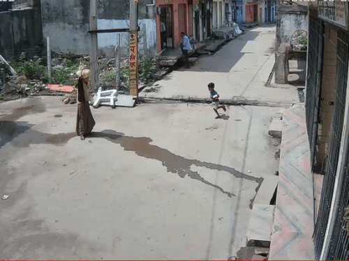 तेज रफ्तार बाइक की टक्कर से मासूम घायल:सड़क क्रॉस करने के दौरान तेज रफ्तार बाइक ने चपेट में लिया, सीसीटीवी में कैद हुआ हादसा