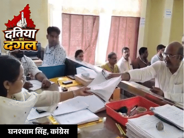 दतिया उपचुनाव-बीजेपी की सभा में नरोत्तम के आंसू छलके:बोले- आशुतोष को जिताने एक-एक घर के सामने शीश नवाऊंगा, हम सब साथ खड़े
