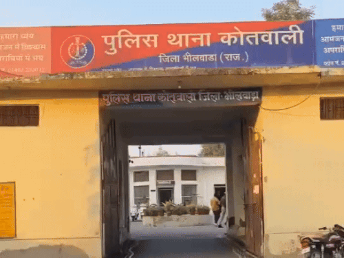 दिन दहाड़े सूने मकान से चोरी का आरोपी गिरफ्तार:परिवार अस्पताल गया, पीछे से घर में हुई चोरी; बाइक और टामी जब्त