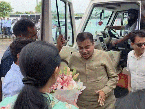 दिल्ली-मुंबई एक्सप्रेसवे का निरीक्षण करने अलवर पहुंचे गडकरी:केंद्रीय मंत्री के आने से पहले कोटा की ओर सड़क को चमकाया, दूसरी लेन में छोड़े गड्‌ढे