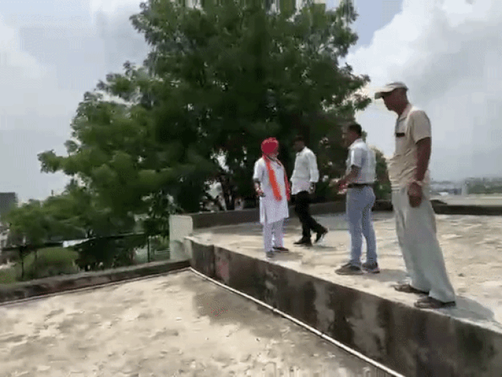 देवाली में जर्जर स्कूल बिल्डिंग, बारिश में स्टूडेंट्स परेशान:ग्रामीण विधायक ने दौरा किया; बच्चों को आंगनबाड़ी के हॉल में बैठाने के निर्देश