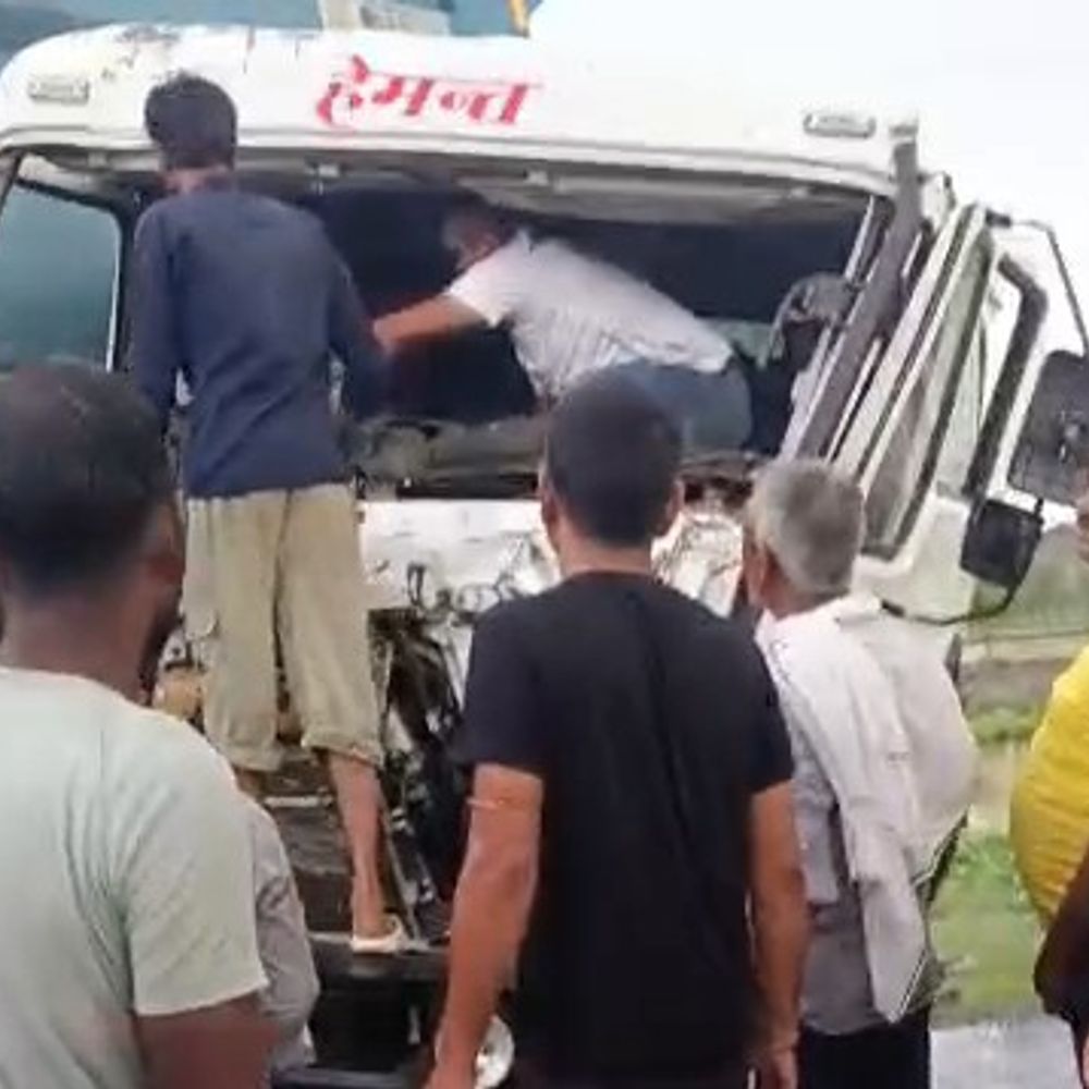 दो डंपरों की आमने-सामने भिड़ंत,एक चालक केबिन में फंसा:क्रेन से निकाला गया, अस्पताल में उपचार जारी
