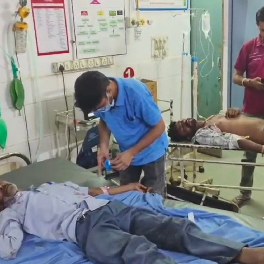 दो बाइक की जोरदार टक्कर में 4 लोग घायल:पिता-बेटे की हालत गंभीर, खेड़ा बस स्टैंड के पास हुआ हादसा