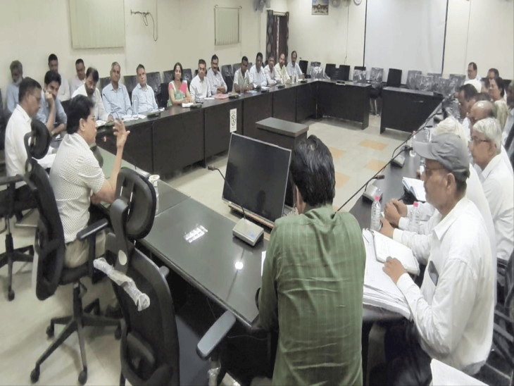 दौसा पहुंचे शिक्षा विभाग के अफसर, जर्जर-भवन गिराने के निर्देश:भंडाना और पालावास स्कूल का निरीक्षण, ACS बोले- बच्चों की सुरक्षा पहली प्राथमिकता