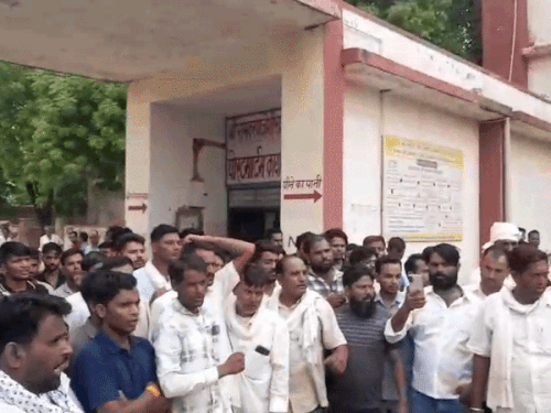 दौसा में करंट लगने से बिजली कर्मचारी की मौत:हॉस्पिटल में धरना-प्रदर्शन, मुआवजा-नौकरी की मांग पर अड़े; पुलिस तैनात