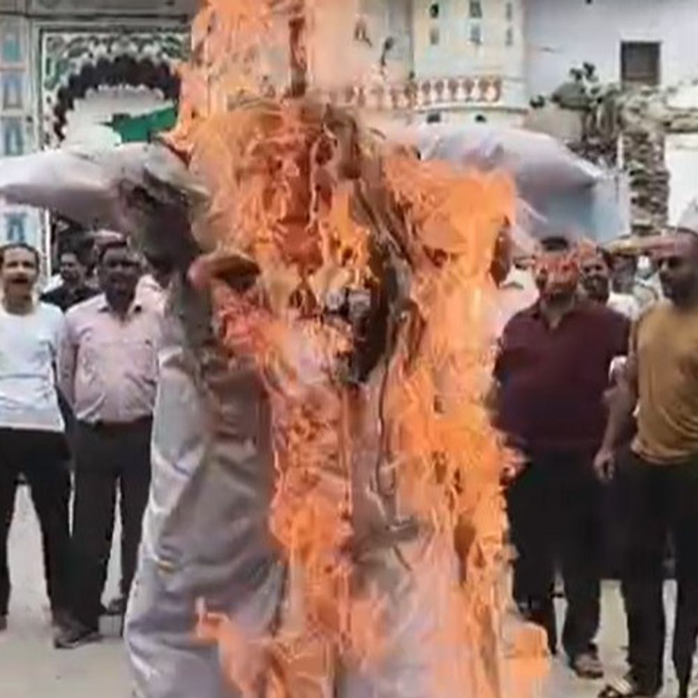 द्वारकाधीश मं​दिर के बाहर बृजवासी संघ का प्रदर्शन:युवाओं ने अव्यवस्थाओं को लेकर नाराजगी जताई, ट्रस्टी का पुतला फूंका
