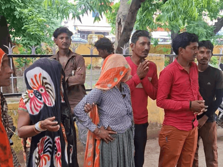धौलपुर में डिलीवरी के बाद महिला की मौत:कलेक्ट्रेट के सामने शव रखकर परिजनों ने किया प्रदर्शन, डॉक्टरों पर लापरवाही का लगाया आरोप