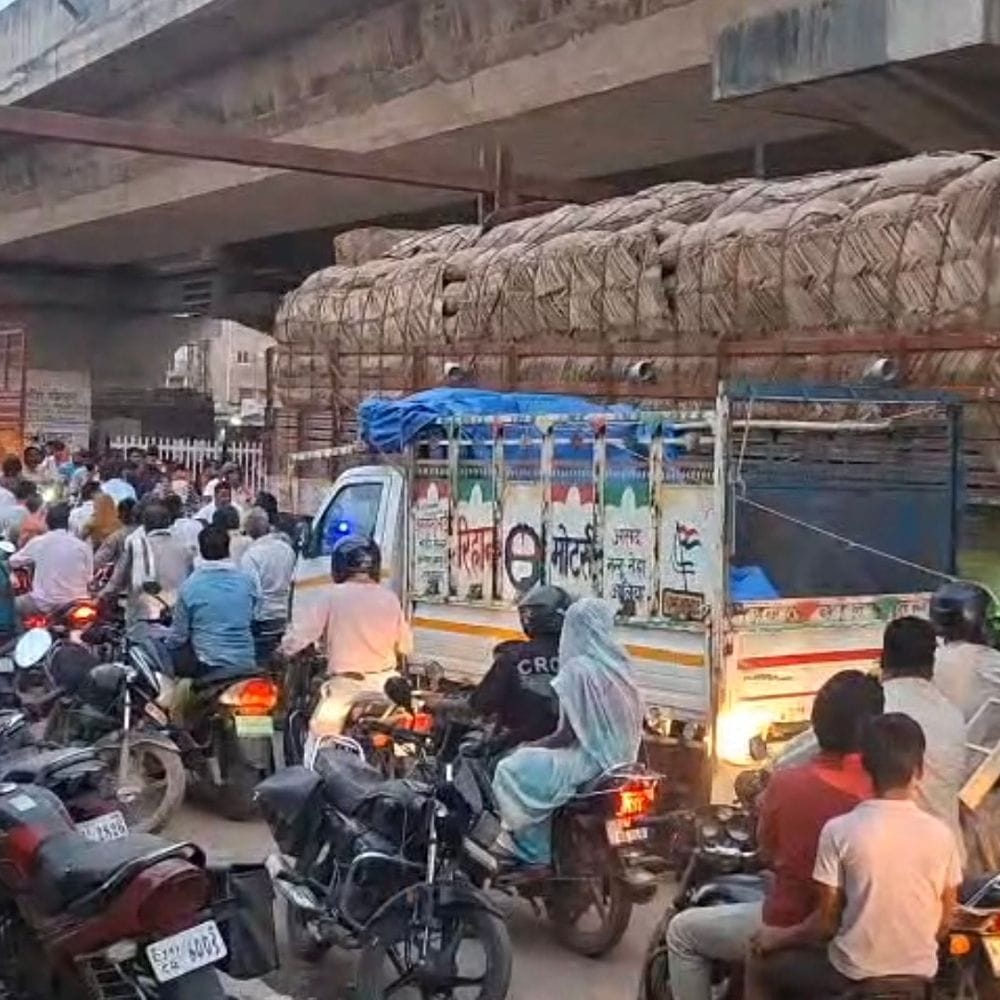 धौलपुर में रेलवे ट्रैक का काम 22 दिन से अधूरा:NH-44 सर्विस रोड पर दिनभर लगता है जाम, एक तरफ से चल रहा यातायात
