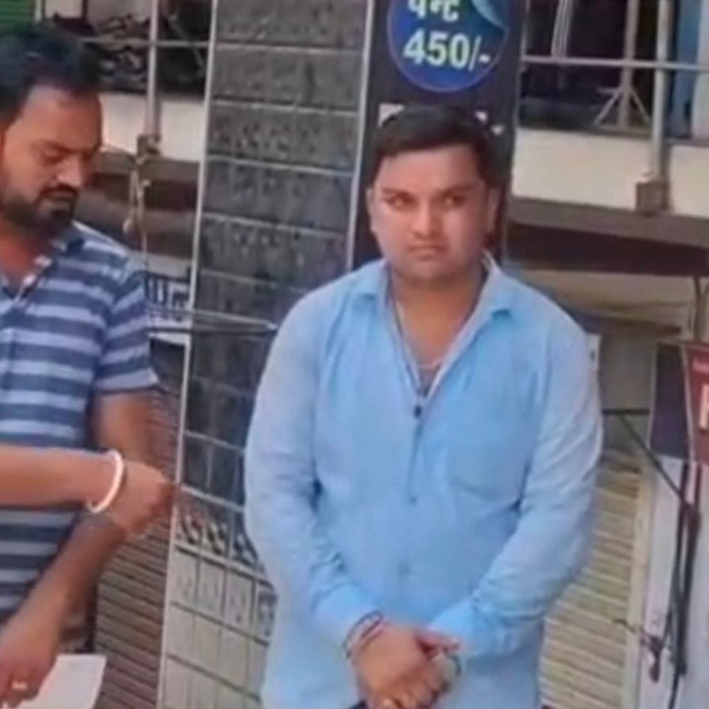 नकली सोना बेचने आए ठग को व्यापारियों ने पकड़ा:सोने के टुकड़े और आरोपी को पुलिस को सौंपा, उत्तर प्रदेश का रहने वाला है बदमाश
