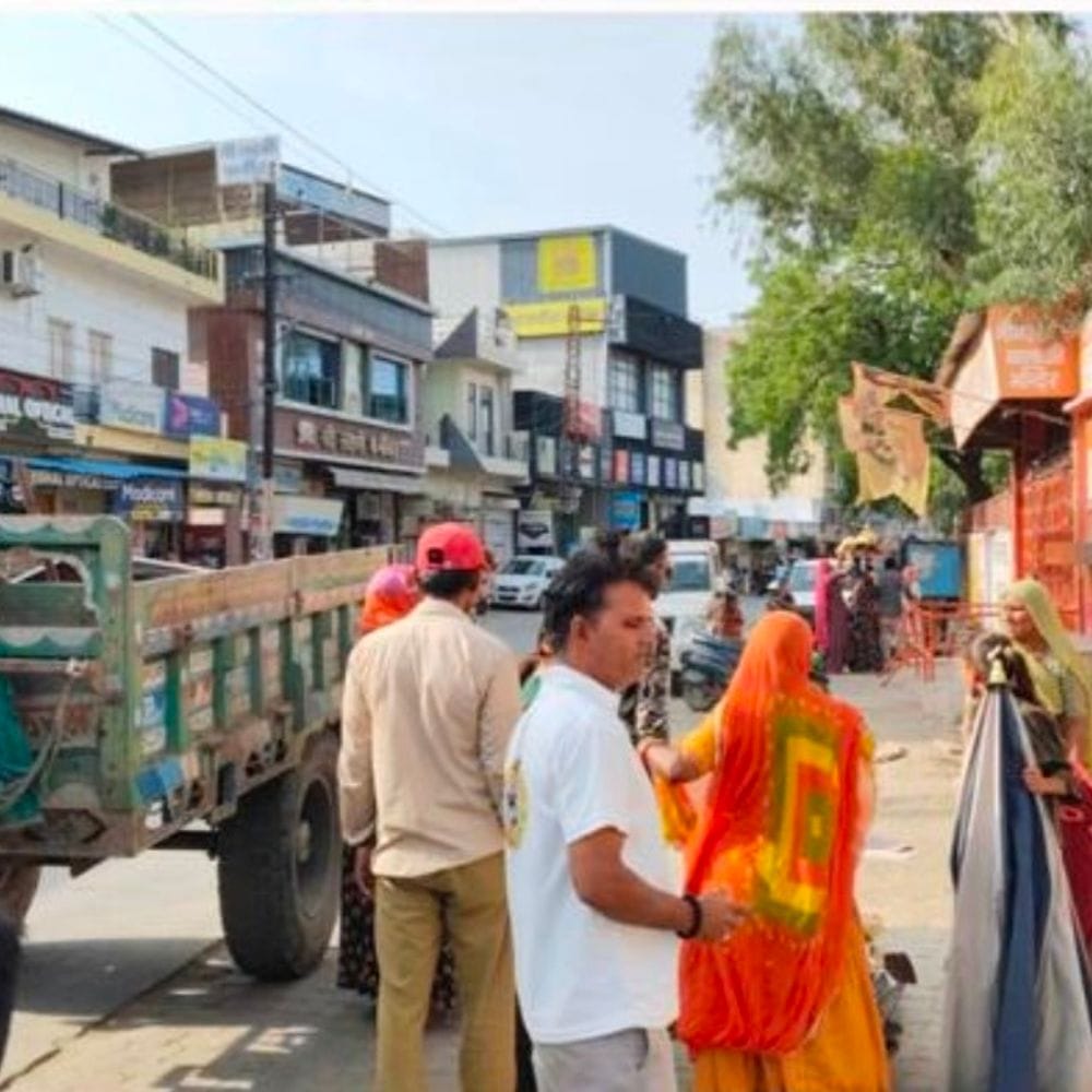 नगर परिषद टीम ने हटाए शहर में अतिक्रमण:चांग गेट से श्रम विभाग ऑफिस तक चली कार्रवाई, सड़क पर व्यापार कर रहे लोगों को हटाया